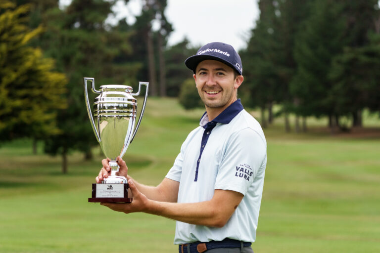 El campeón del Abierto Rocas de Santo Domingo sostiene el trofeo del ganador.