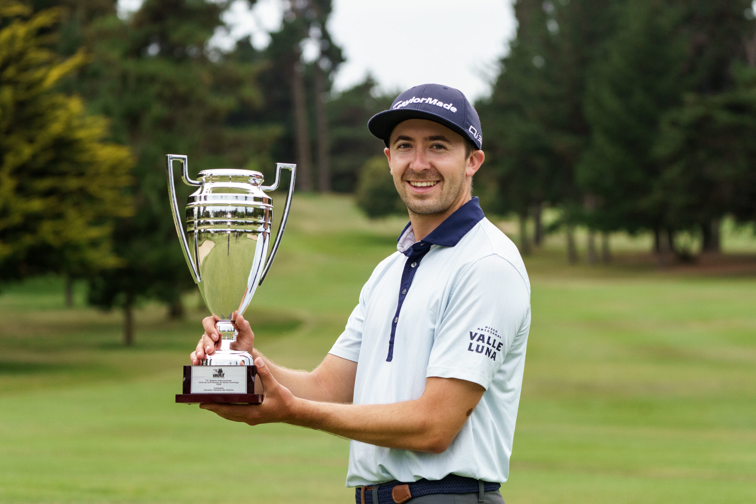 El campeón del Abierto Rocas de Santo Domingo sostiene el trofeo del ganador.